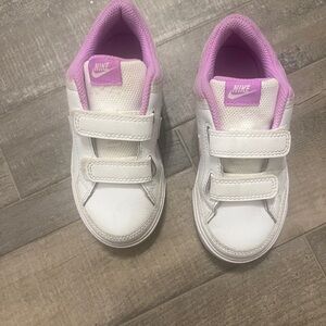 Nike Kids Sneakers in White and Purple